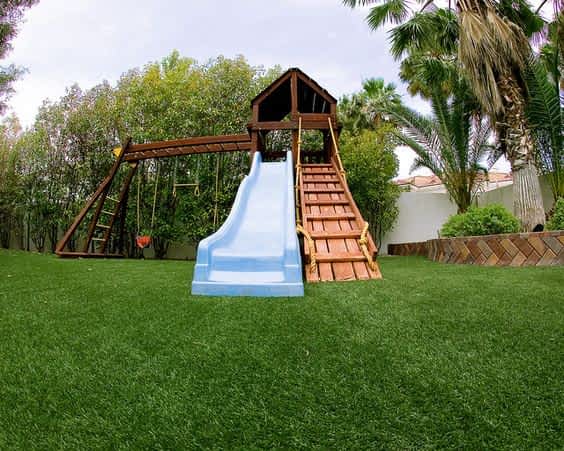 Qual a diferença da grama sintética para playground em relação a grama comum